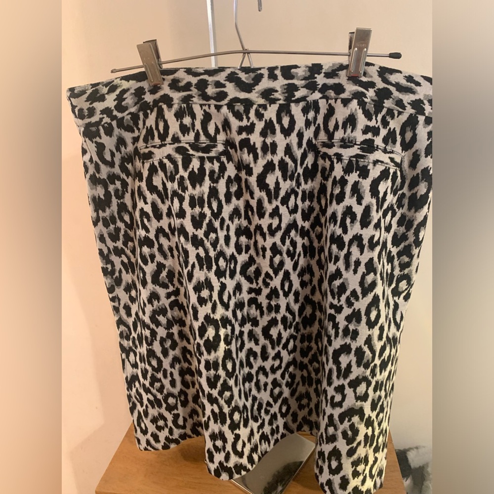 Talbots Animal Print Skirt with Side Zipper Faux Front Pockets Size 14P
